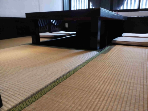 Nhà hàng không chỉ dùng thảm tatami (Uzu ) sử dụng để lót mặt ghế...