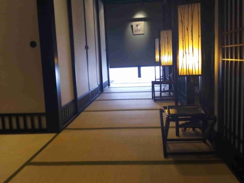 Nhà hàng sử dụng thảm chiếu tatami Uzu để lót sàn
