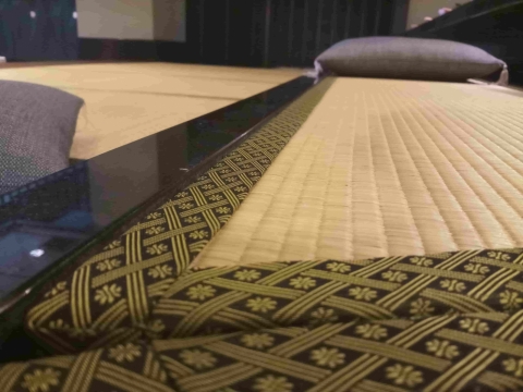 Nhà hàng sử dụng thảm chiếu tatami Uzu để lót sàn