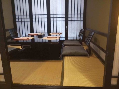 Nhà hàng sử dụng thảm chiếu tatami Uzu để lót sàn