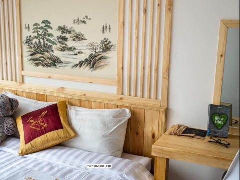 Phòng ngủ homestay trang trí tranh Fusuma đầu giường cùng với nội thất gỗ tần bì !