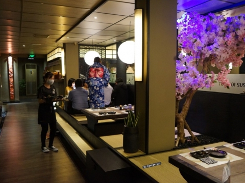 Thảm chiếu Tatami tại nhà hàng Tobi Koi Sushi
