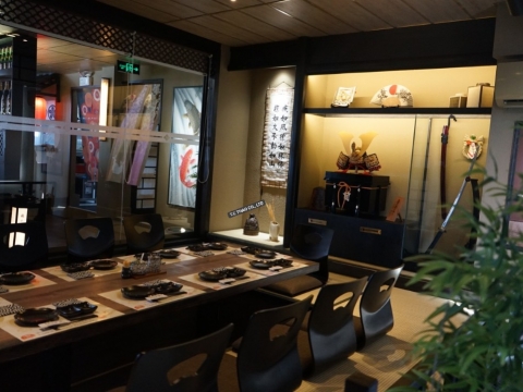 Thảm chiếu Tatami tại nhà hàng Tobi Koi Sushi